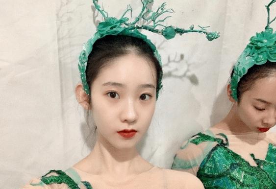 张艺凡：张艺凡的芭蕾妆绝了，看到她全脸涂绿粉底，才知皮肤好有多重要