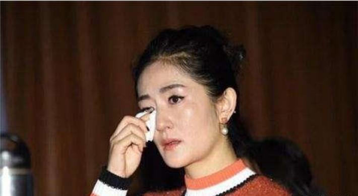 谢娜@她曾是张杰女友，因怒扇谢娜两巴掌淡出圈，如今上台被责骂老太婆