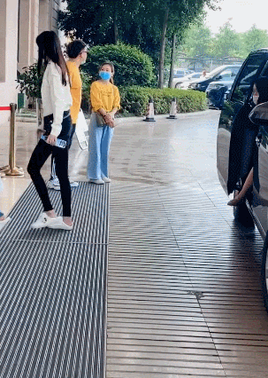 【唐嫣】唐嫣现身穿蓝色连衣裙身材大走样，有点认不出了