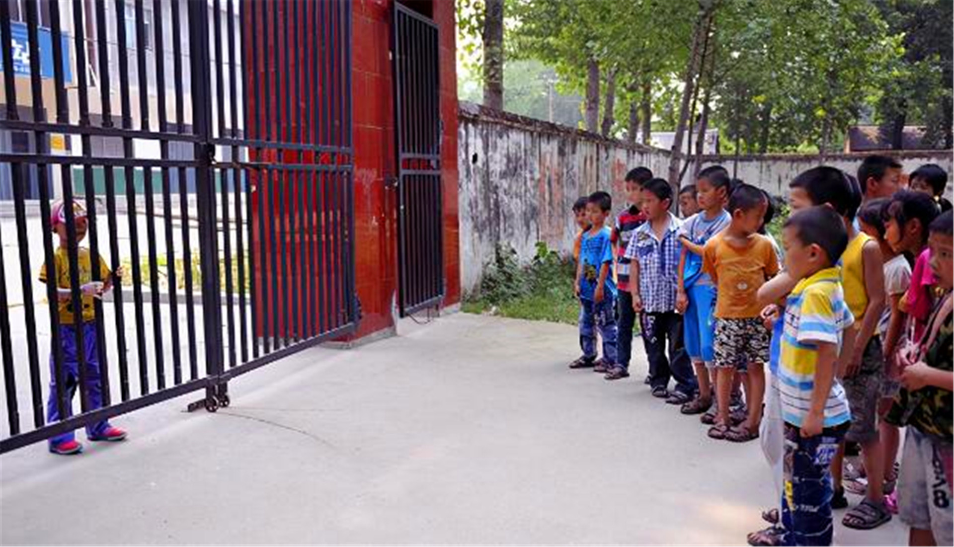 晓君侃史|女孩一直戴头套上学，被身边同学嘲笑，头套摘下后众人沉默