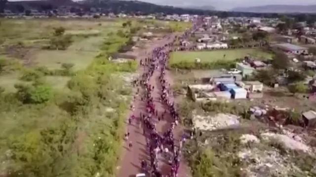 #芒果台#场面震撼：南非成千上万百姓排队领救济粮，队伍绵延长达8里