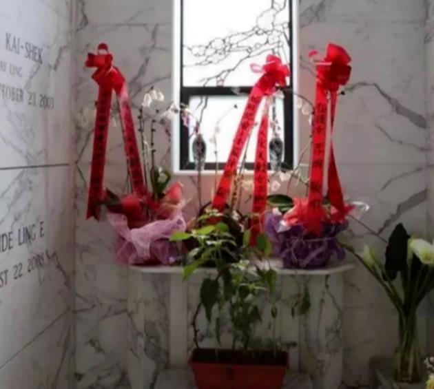 宋庆龄|看完宋庆龄的墓地，再看宋美龄的墓地，姐妹之间有着天壤之别