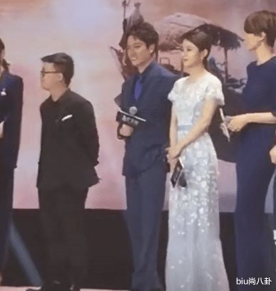 『肖战』赵丽颖以为镜头没拍她,看到放松下的站姿,“真实仪态”藏不住了