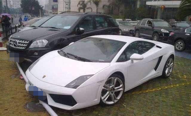 #豪车#上海“超级富二代”秦奋，豪车经常换，唯独这辆SUV不舍得换