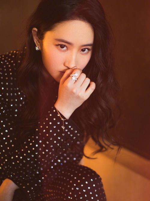 齐刘海|40岁女人别再剪齐刘海了，今年很火的3种发型，谁剪谁漂亮