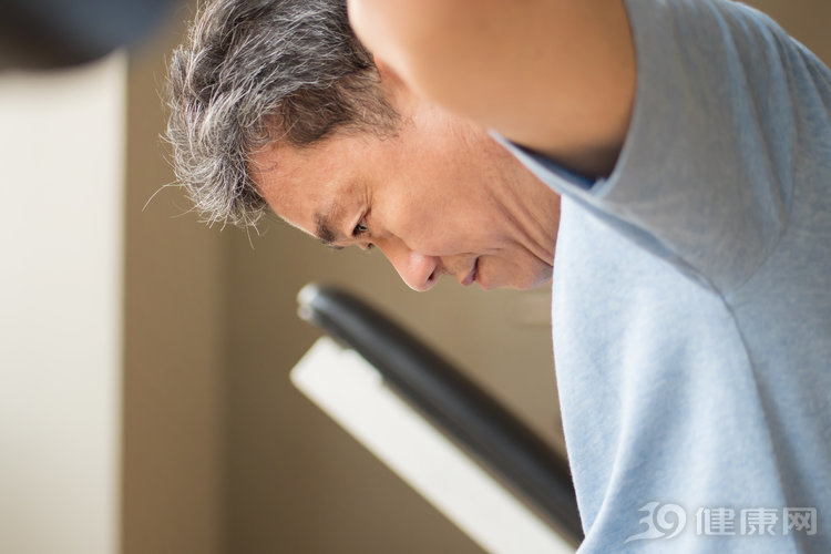 腹泻|55岁老人腹泻发热，被确诊了艾滋病，平时很受广场舞女伴欢迎