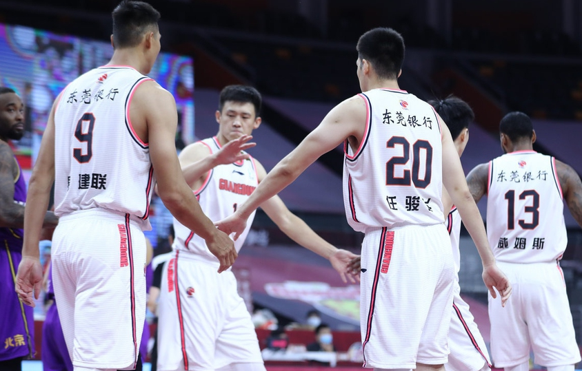 『易建联』20+8!易建联成CBA历史得分王,六项数据历史第1,第六冠也在路上了