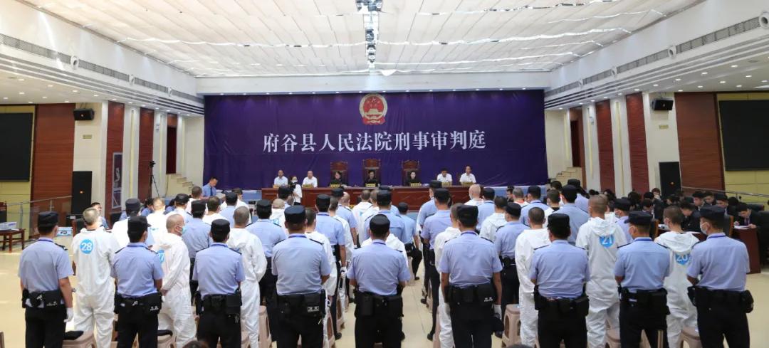 榆林|70余人围攻警察砸烂警车，谁指使的？