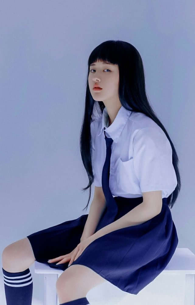 【赵露思】当赵露思剪了齐刘海，穿上白衬衫+百褶裙后：这是校园女神吧？
