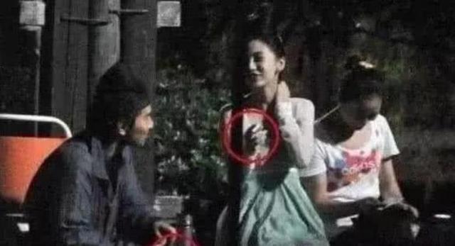 【赵丽颖】女明星片场休息都干嘛？杨幂抠脚，杨颖抽烟，却都败给赵丽颖