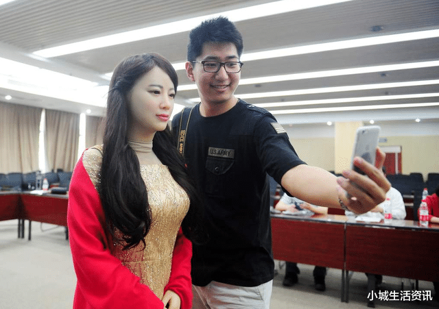 「机器人」“女性机器人”魅力有多大？为啥深受男用户喜爱，无非这2点原因