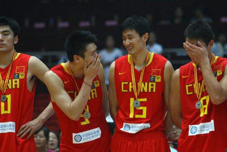 「孙悦」中国男篮偷笑门，源于朱8一句笑话，孙悦黑锅背了整整11年
