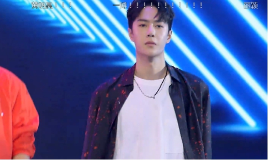 杜华|乐华娱乐上《快本》拉横幅,谢娜看不惯说出6字,杜华表情太贴切