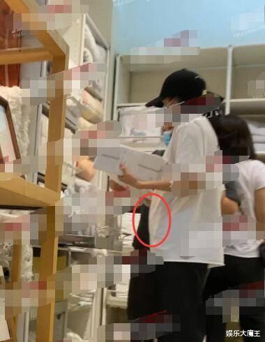 章子怡|章子怡刚产二胎六个月又怀三胎？带女儿醒醒逛街肚子微凸，双手扶腰引猜疑