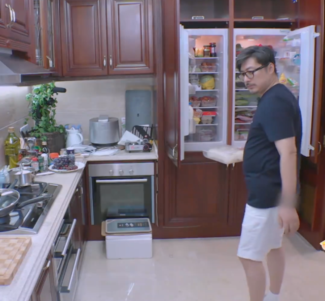 李湘|李湘王岳伦见完医生回家，王导做晚饭，看李湘在干啥？难怪不会瘦