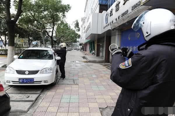 小伙靠举报违章获奖金,月收入上万元,被车主围住轮番殴打