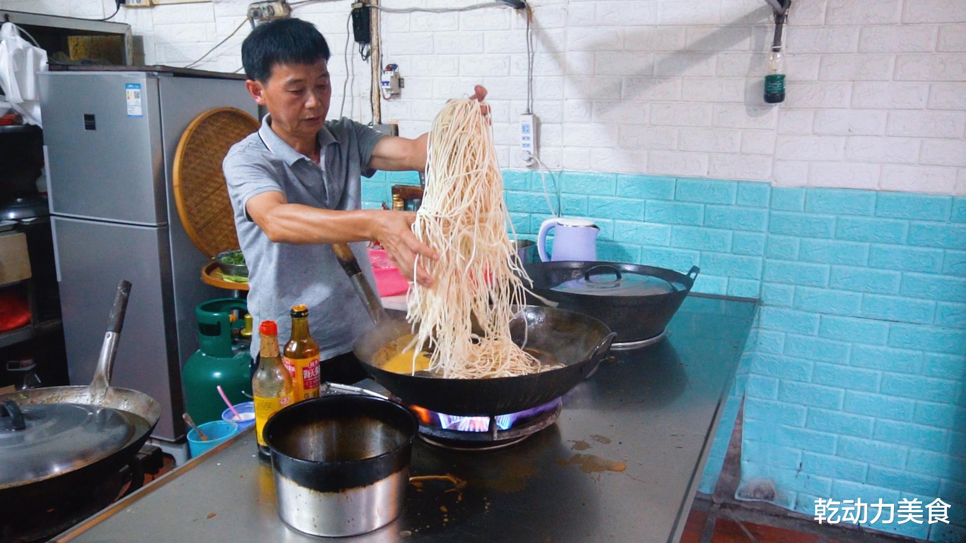 炒面|大叔做炒面生意火爆30年，食客坐百年院子露天吃，比大酒店有感觉