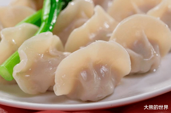 『饺子』夏季吃饺子，白菜韭菜全靠边，它价格平民，味鲜汁多，男女都爱吃