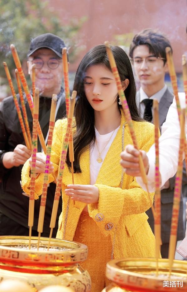 鞠婧禕顏值真高!穿檸檬黃套裝變清新少女，和鄭業成最萌身高差 - PUA台灣