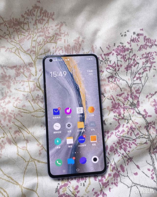 |如果想要一款非曲面屏的5G手机，那目前最值得推荐的是IQOO5。
