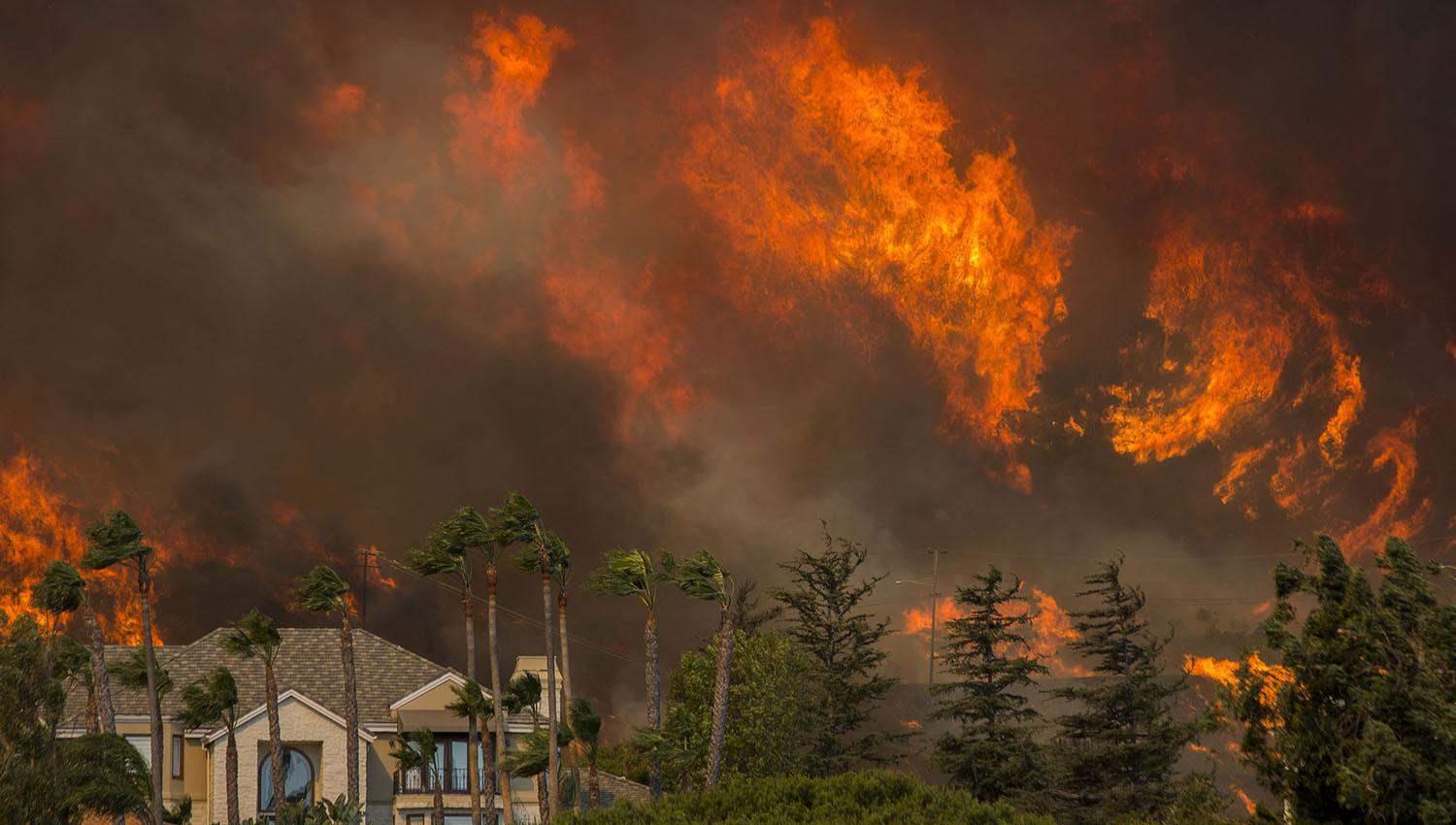 美國加州山火越燒越旺，每天推進40公裡，濃煙和灰塵高達16公裡-圖3