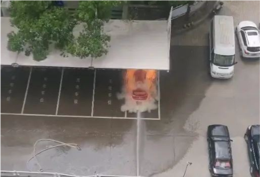 北汽|福建三明一新能源汽车发生猛烈爆炸，车门被炸飞，车身完全散架！