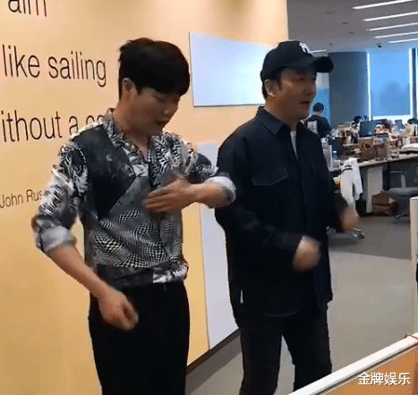 「筷子兄弟」筷子兄弟再度合体唱新歌，风格是小苹果2.0版，依旧走卖萌路线