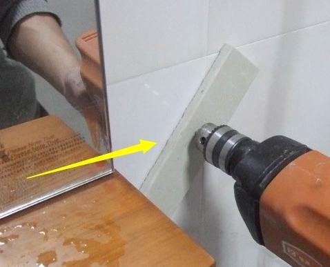 ▲瓷砖钻眼打孔容易碎怎么办？老师傅支你一招，别再吃亏上当了