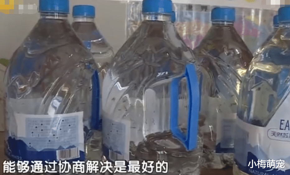 脑供血不足：买55箱苏打水，喝完后出现腹痛腹泻，记者上门了解，男子怒了