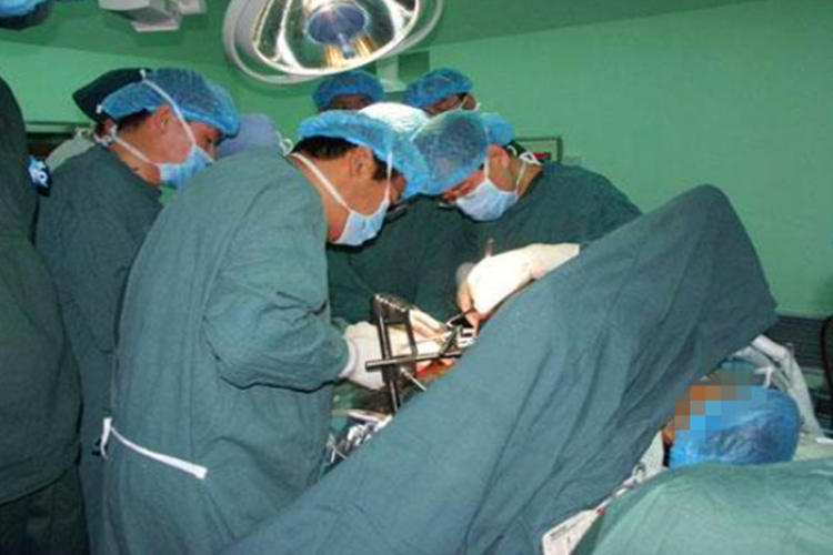 热点趣事 难以启齿的手术：河南奇葩男子把一个24CM玻璃瓶塞进肛门里，自取一个晚上未果羞愧送医