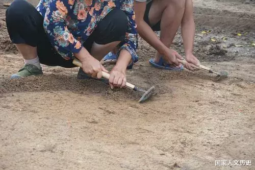 工地|真实的田野考古令人哭笑不得：“远看像逃荒的，近看像要饭的”