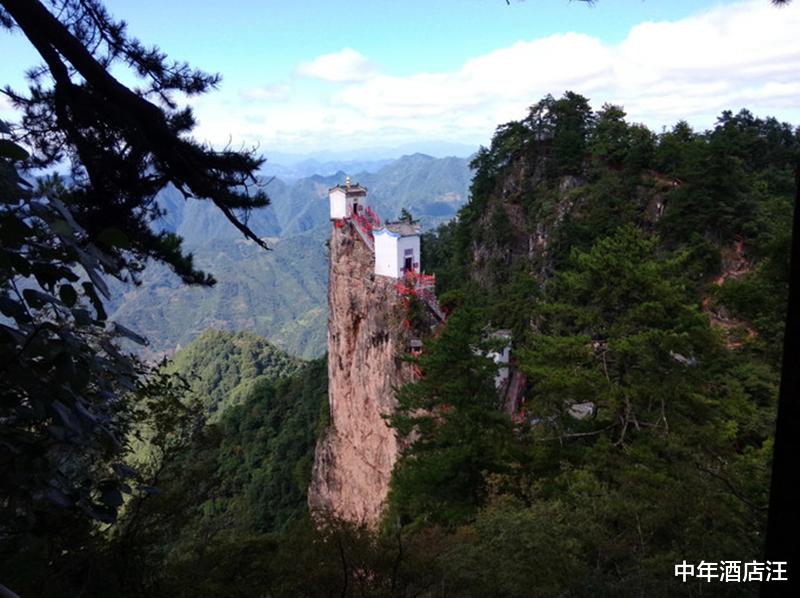 金顶@中国最危险的三大峰顶,看到都瑟瑟发抖,网友:爬上去的都是狠人