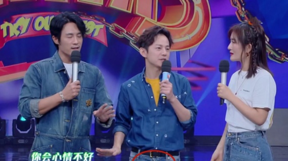 何炅|何炅裤子拉链没拉？粉色区域过于显眼，网友的弹幕评论亮了