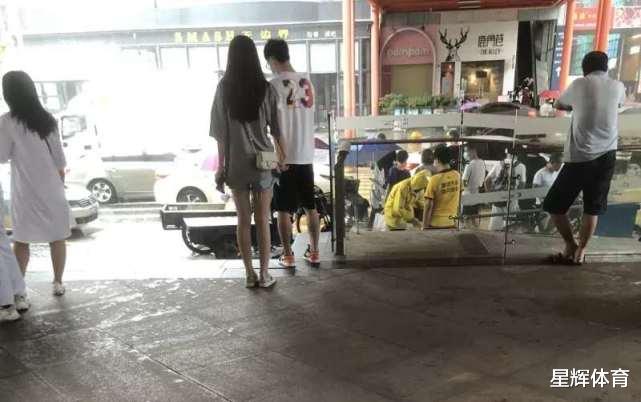 易建联|宏远消息！阿联术后首次亮相 周鹏遗憾没拿FMVP 徐杰女友身材高挑