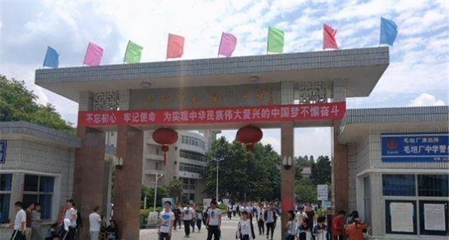 毛坦厂|白岩松：我绝不会去嘲讽毛坦厂中学，它实现了多少寒门的梦想！