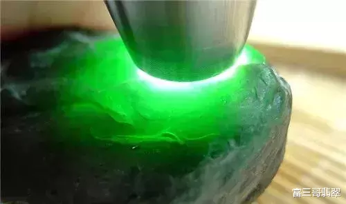 翡翠▲翡翠赌石揭秘—行家说的“擦涨不算涨，切涨才算涨”你真的明白吗？