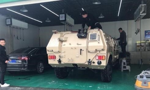「东风猛士」东风猛士去洗车，旁边的奥迪A6瞬间弱爆，车主心想：是在下输了