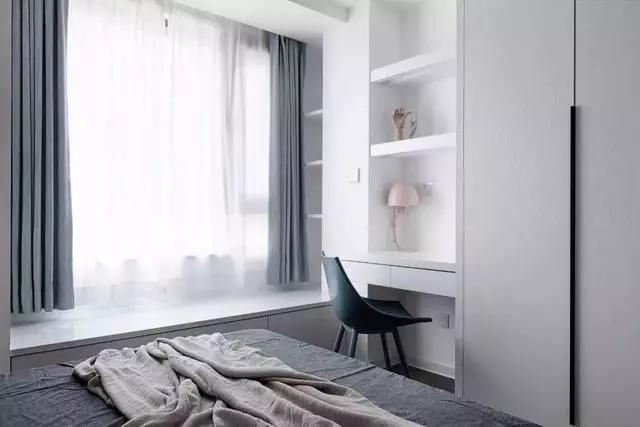 |头一次看到卧室飘窗这样装,太美观实用了,相当于多了间房