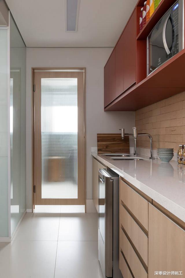 『』早说我也把洗衣机布置厨房了,用玻璃为隔断,比放卫生间看着舒适