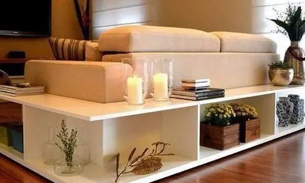 ：听了老师傅的建议，在沙发后面打了个架子，效果太赞了