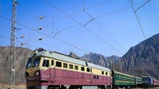 ▲国内“抢手”的火车，硬卧没有空调，一到旺季却连有钱都买不到