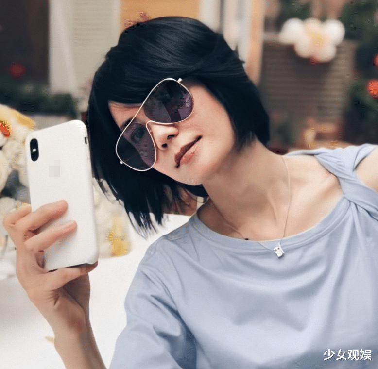 王菲|王菲近照被传开,照片放大三倍后,这生图模样真是51岁?