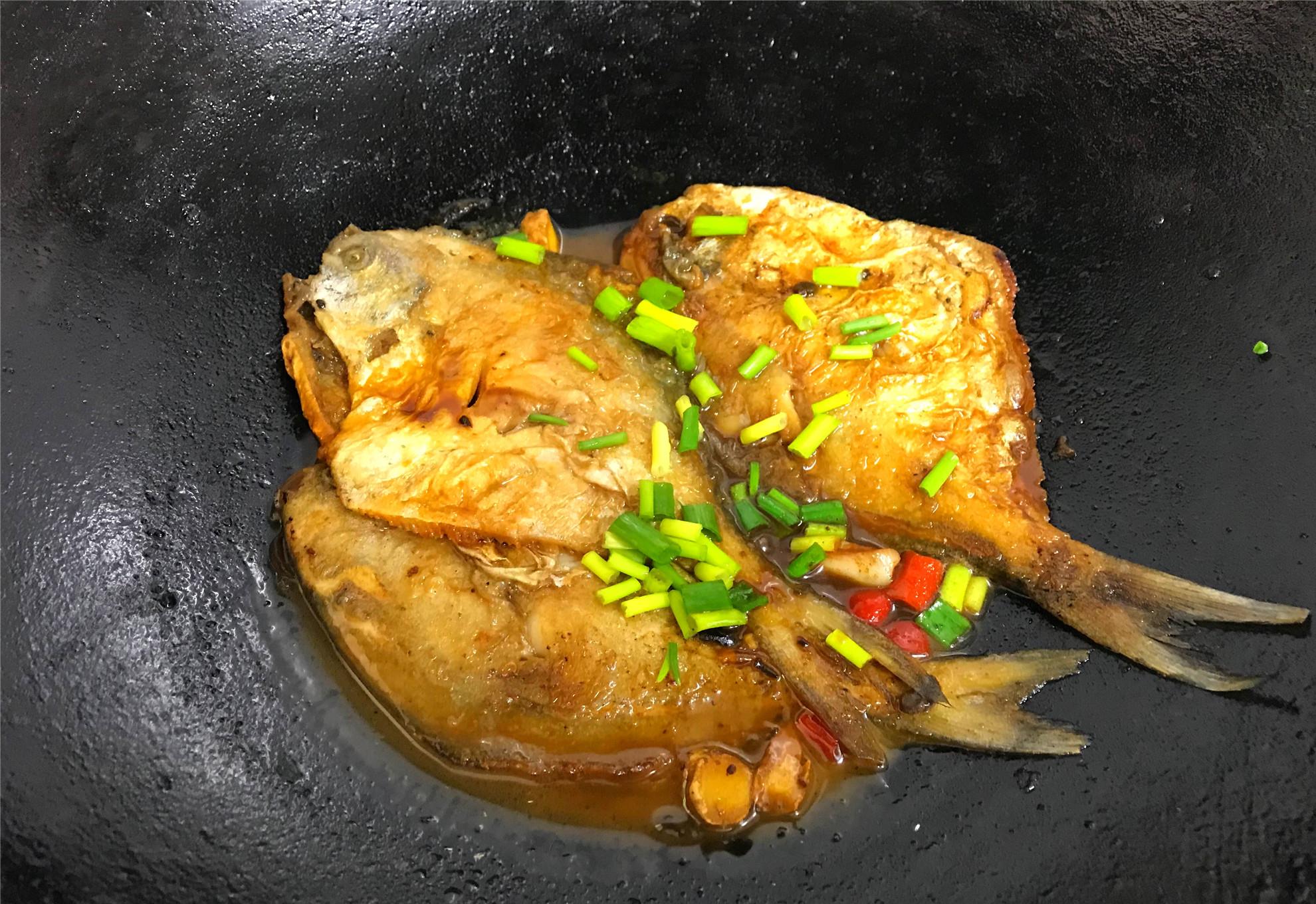 银鲳▲不管炖什么鱼，两种调料不能放，不然鱼又腥又难吃，看完别再错了