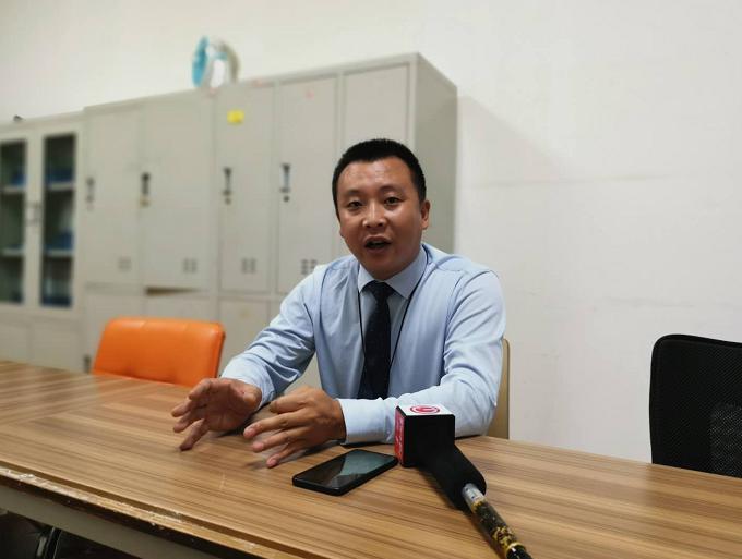 『王静』贵阳一小区连续三天有人高空扔下酒瓶,是结婚喜酒还印有新人名字