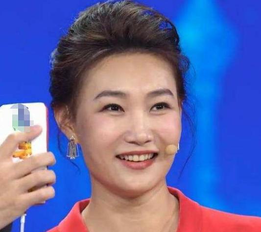 发型|央视女主持戴了13年假发，摘掉假发后才知道，什么叫阿姨秒变少女