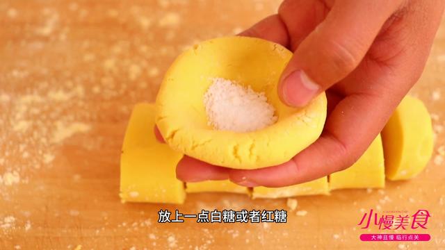 『玉米』玉米面最有营养的做法,开水一烫,筷子一搅,出锅孩子也爱吃