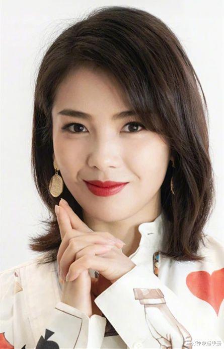 衬衫：刘涛年纪越大越迷人了！穿扑克衬衫配红唇，御姐气质拿捏得超到位