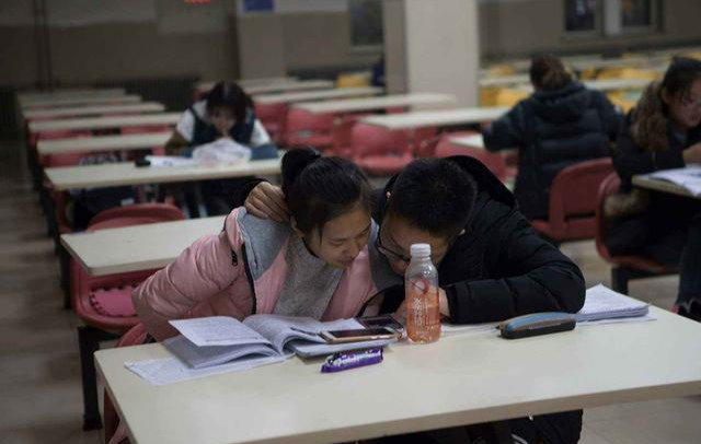 大学生|大学常见的8大堕落行为,大学生最好一件也别碰,不然将来会后悔