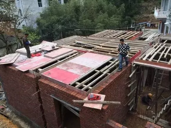 「」实拍丨外地农民工回乡盖自建房，三层主体不到40万全搞定