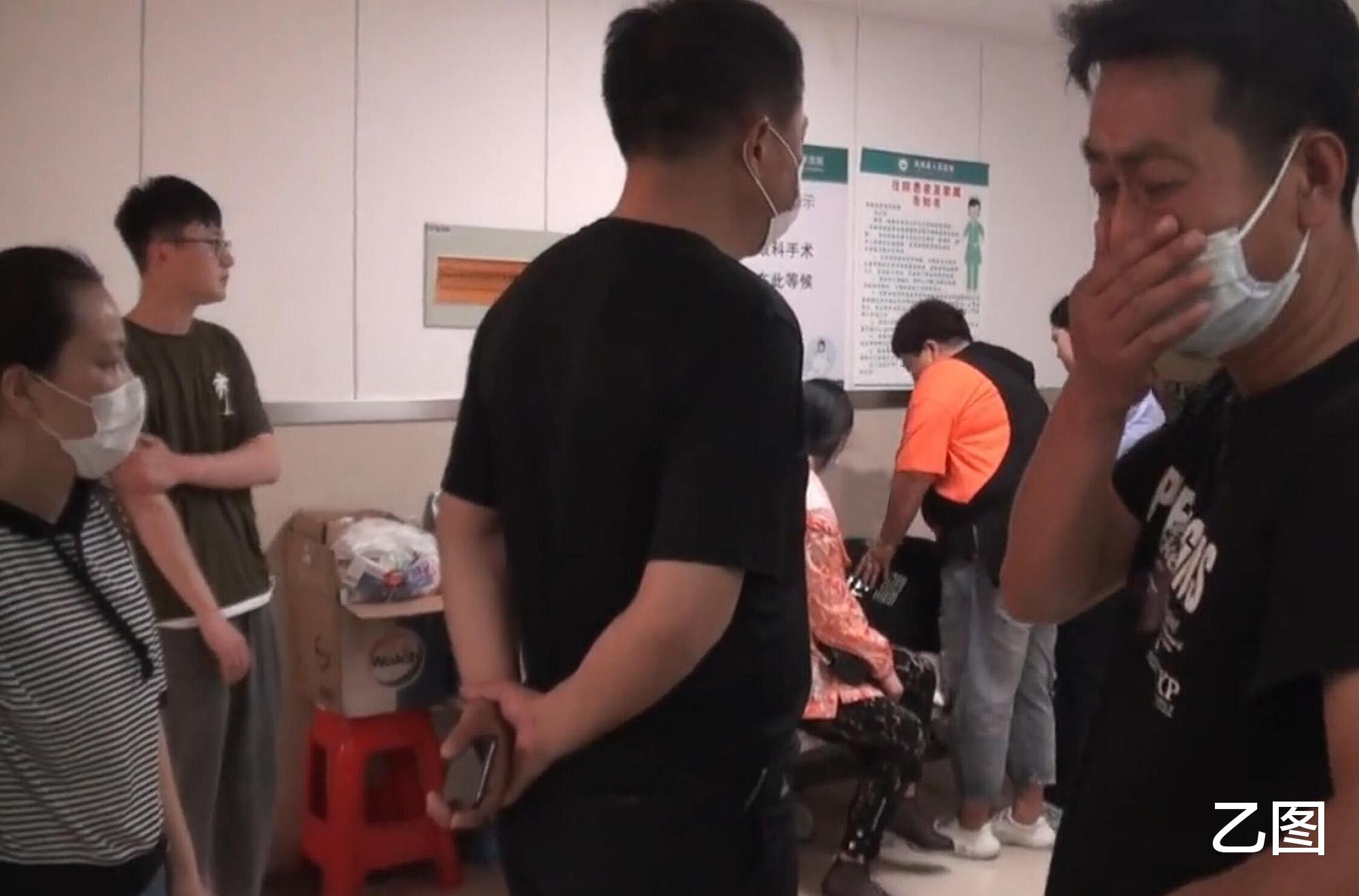 民警■民警制止发疯村民伤人遇袭，已经昏迷13天，同事和家人泣不成声